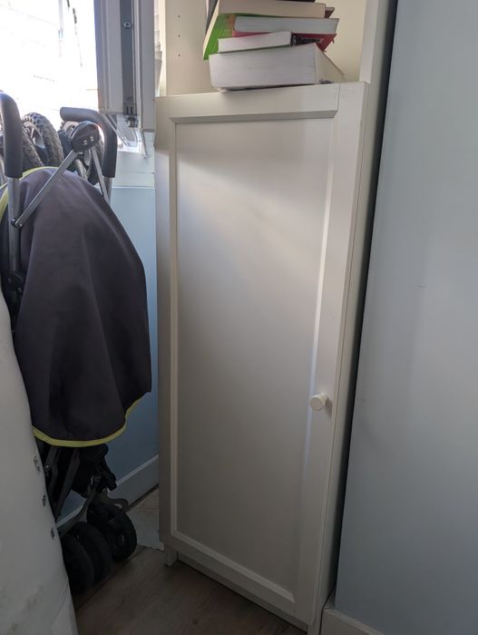 Estante branca IKEA da gama Billy com uma porta Oxberg