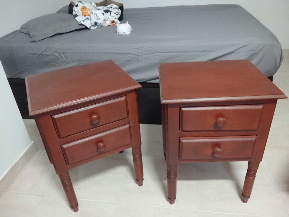 Mesas de cabeceira em madeira maciça