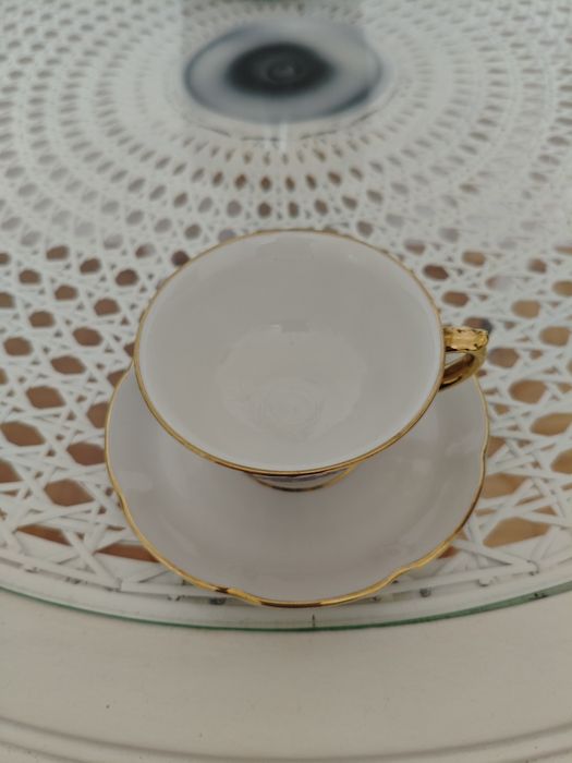 Stara porcelanowa filiżanka z talerzykiem