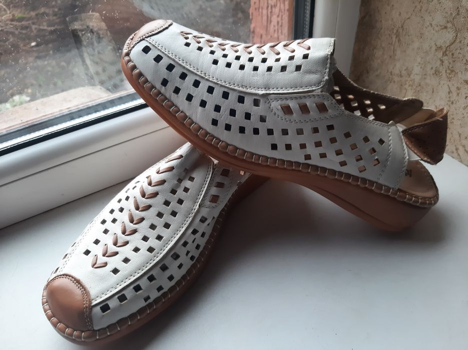 Босоніжки жіночі нові р.40 довж.устілки 25 см