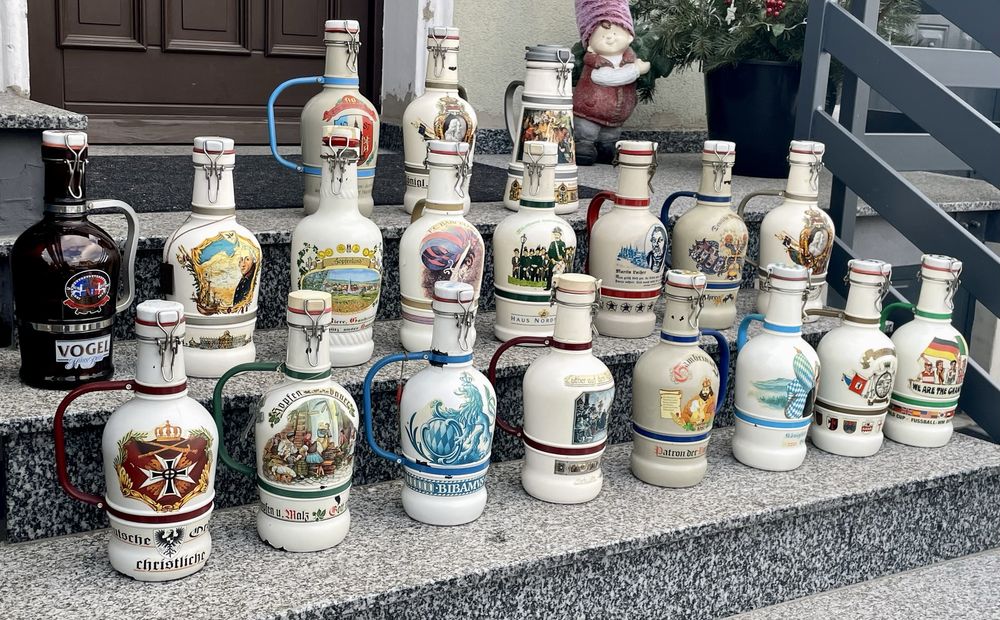 Kolekcja starych butelek po piwie.