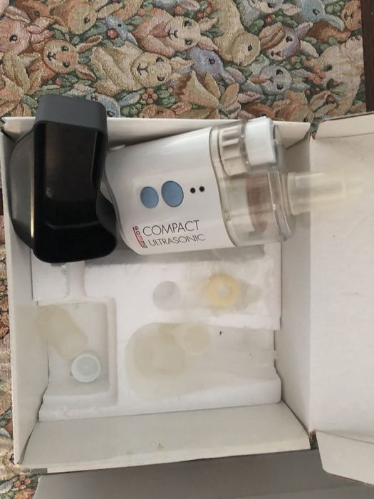 Ингалятор работает от сети.