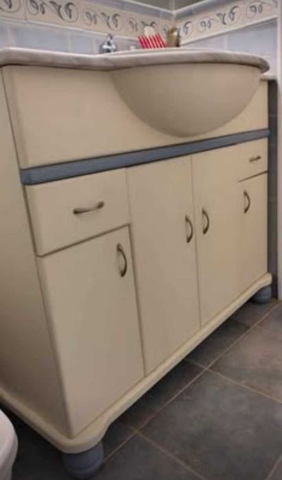 Móvel de casa de banho com lavatório, torneira e bancada em mármore