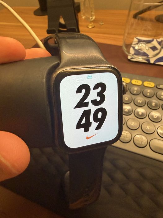 Apple Watch Series 4 Nike + 6 Pulseiras e Carregador