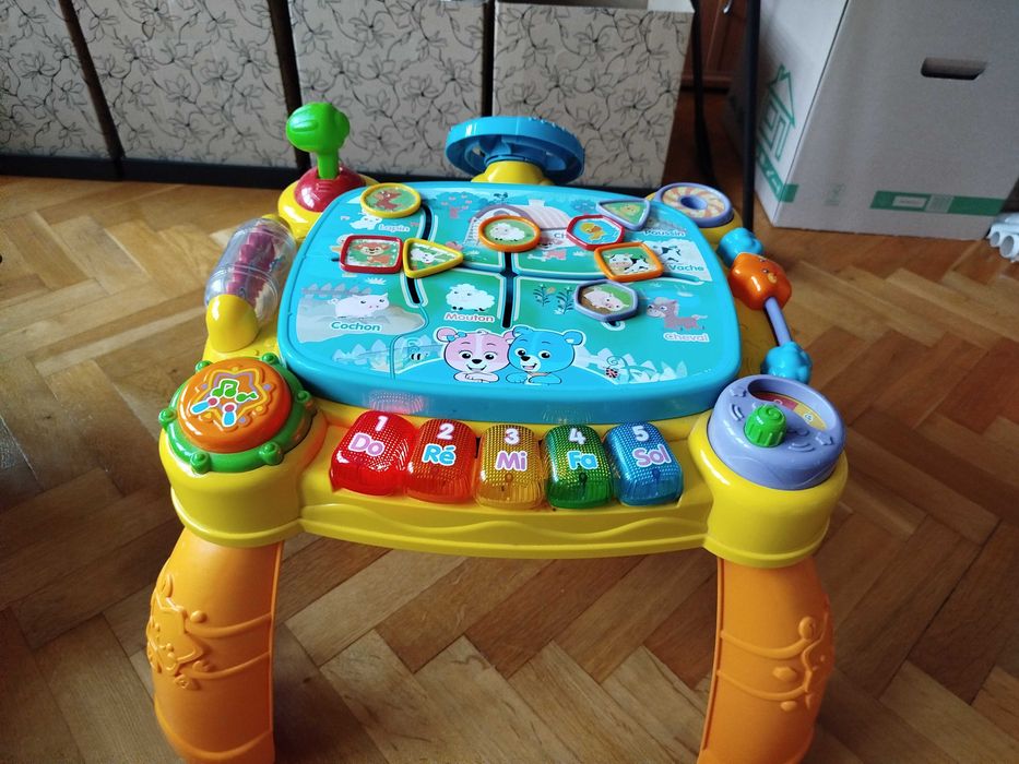 Interaktywny stolik edukacyjny dla dzieci.