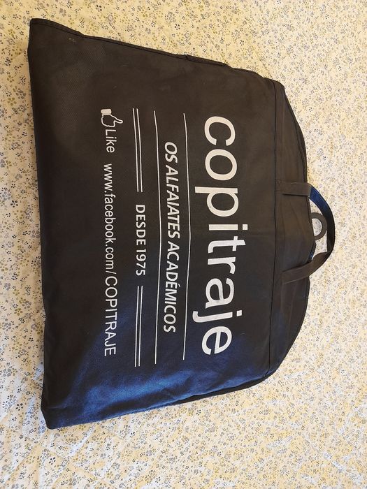 Traje académico para senhora.