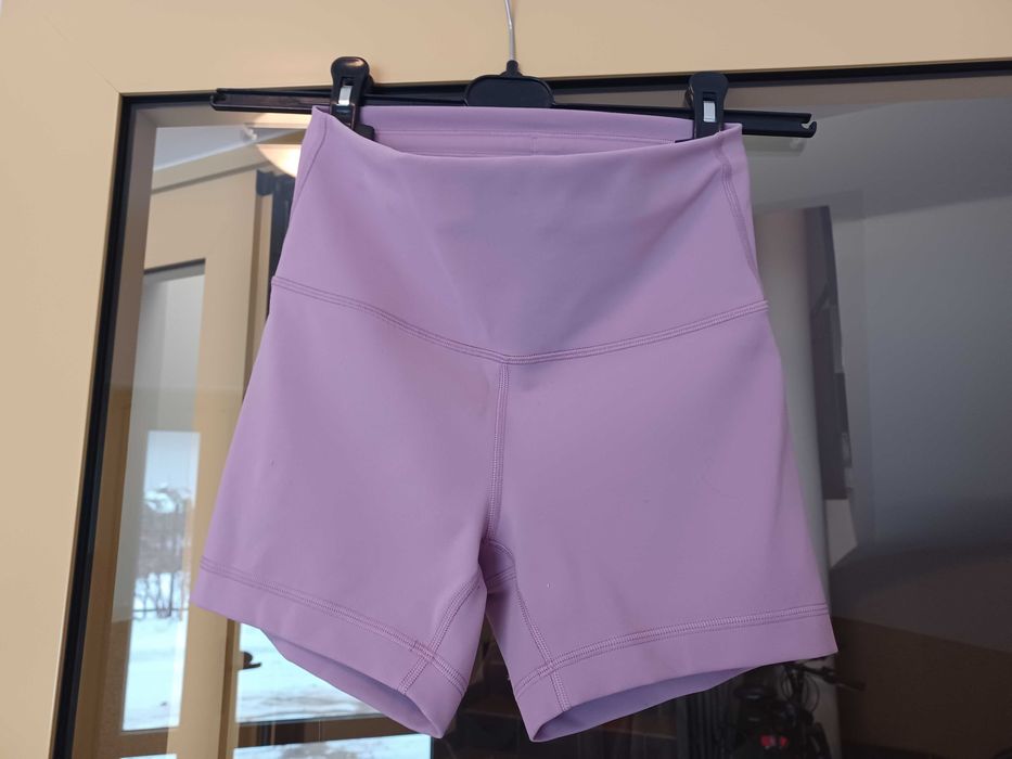 Sportowe Spodenki liliowe/fioletowe marki Lululemon rozmiar XS/S.