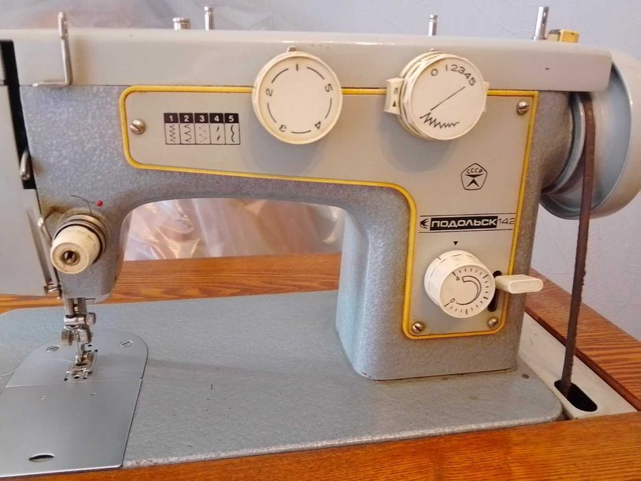 Швейна машина ножна  Подольськ 142 в тумбі