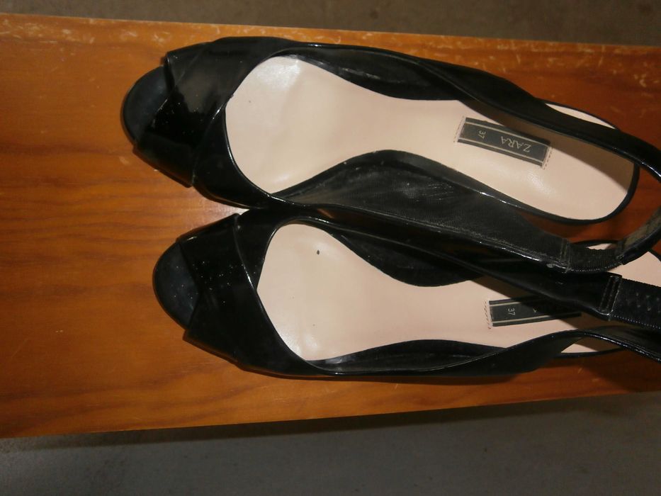 sandália preta marca zara