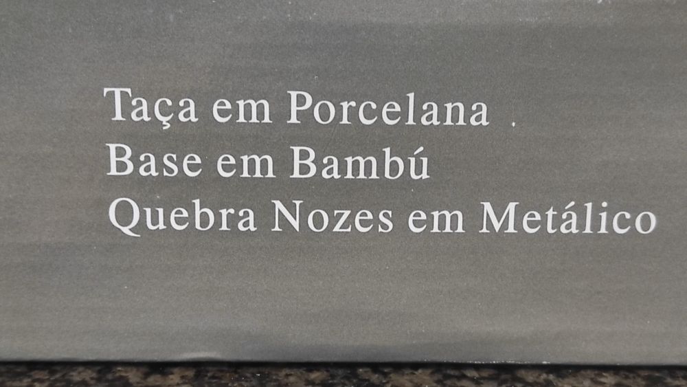 Quebra Nozes Metálico, Taça em Porcelana, Base em Bambú
