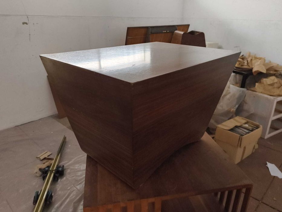 Mesa de apoio retangular em madeira maciça de Design português