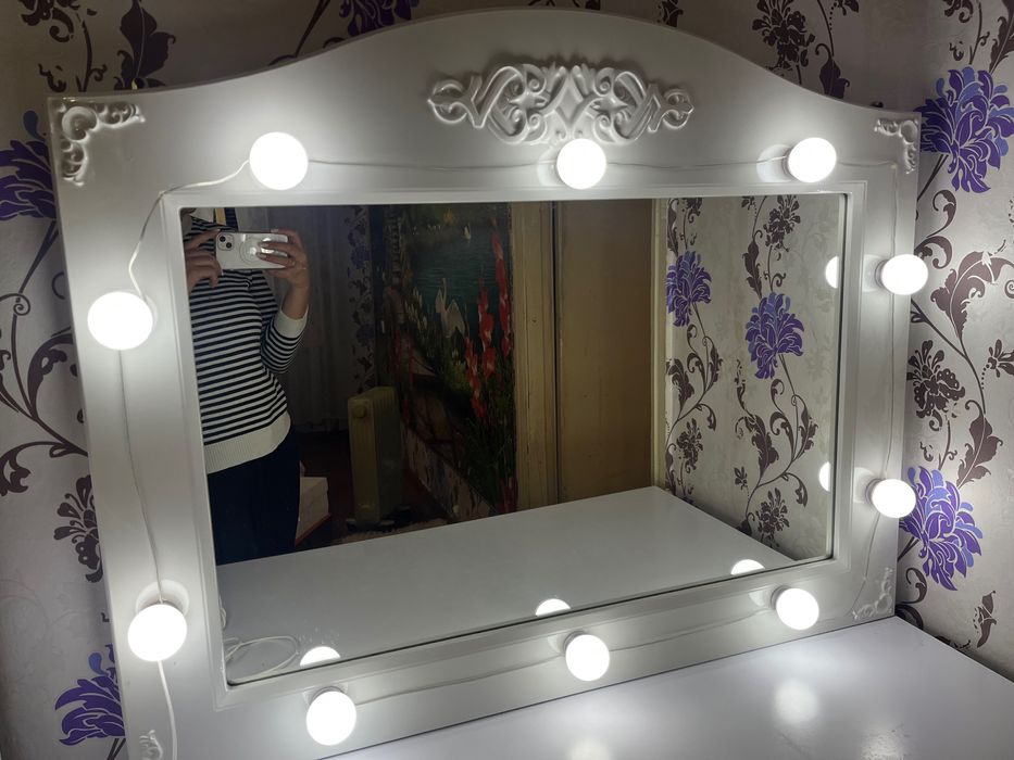Дзеркало з освітленням через юсб