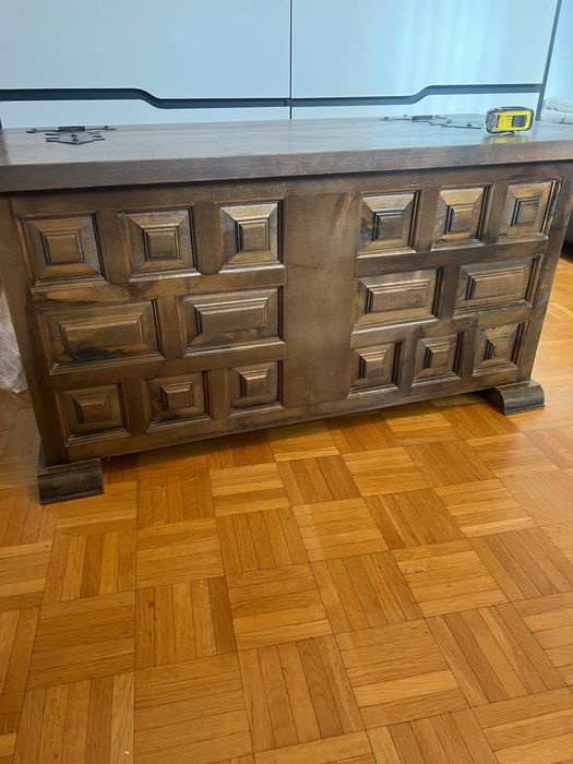 Baú em madeira maciça