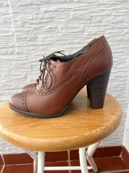 Sapatos de salto em pele