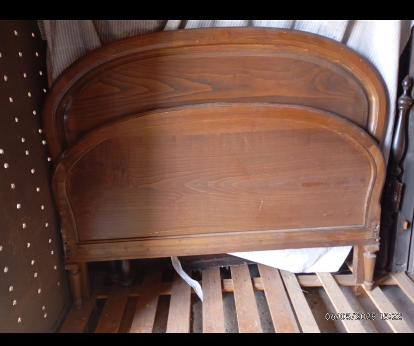 Cama de madeira antiga