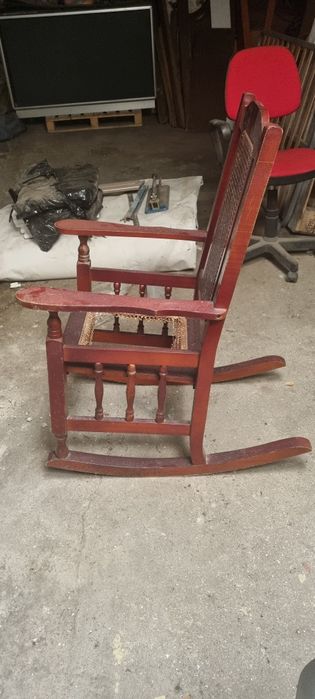 Cadeira de baloiço em madeira