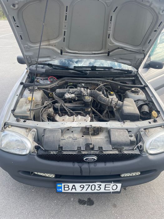 Машина Форд ескорт