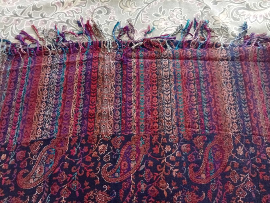 Xaile artesanal, estilo Jamawar ou Kani, muito bonito