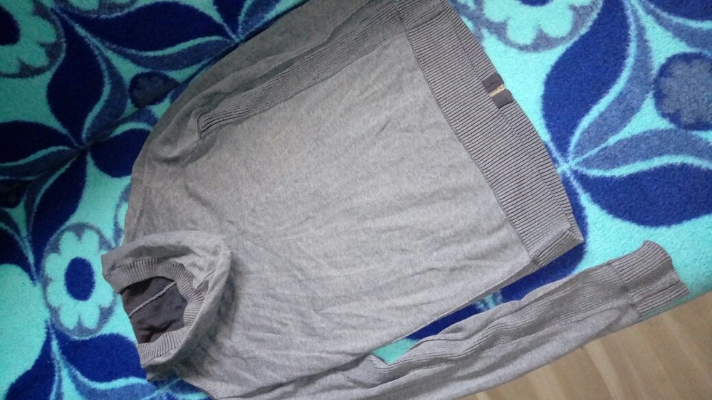 Bluza-sweter rozpinana. GUESS