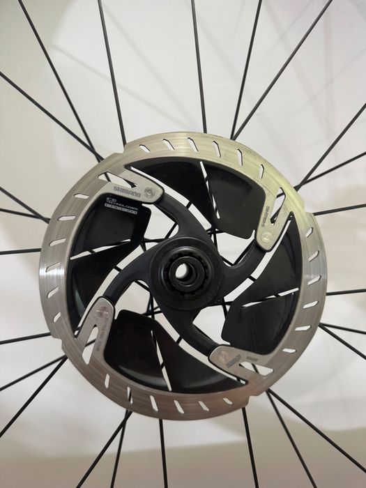 Rodas Carbono FFWD F4 Disc + Pneus Pirelli P Zero + Discos Dura-Ace