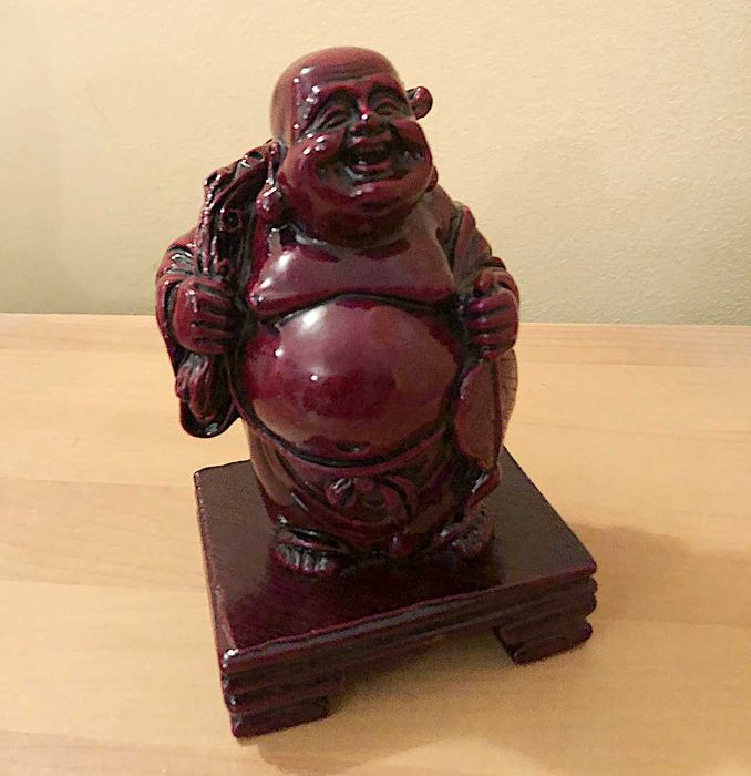 Śliczna ceramiczna figurka uśmiechniętego mnicha