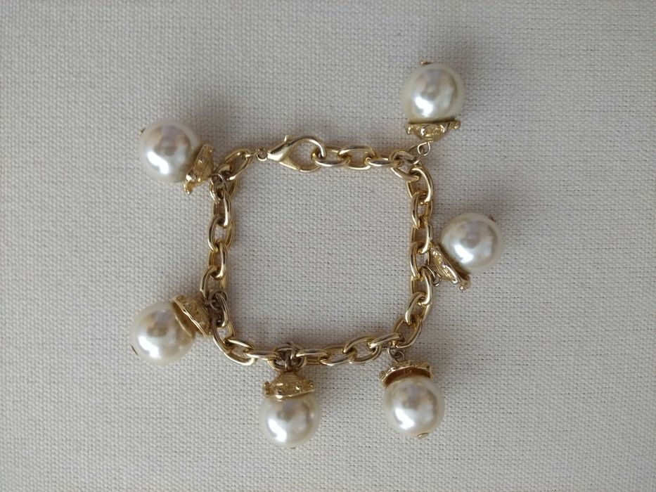 Pulseira dourada com pérolas