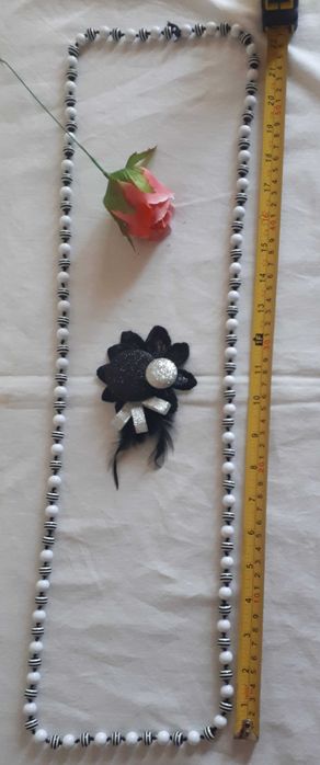 Colar com bolinhas pretas e Alfinete Preto e Prateado