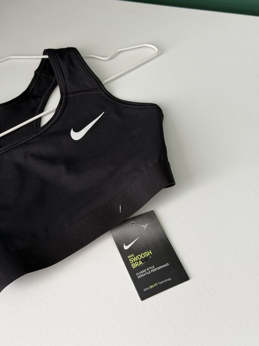 Гарний новий оригінальний спортивний топ Nike Dri-FIT Swoosh