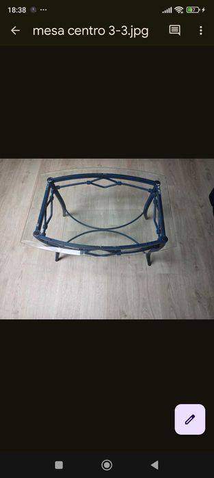 Mesa de ferro azul e vidros