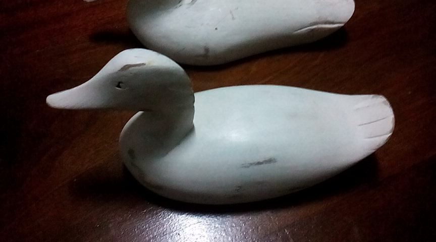 Pato em madeira decapé branco