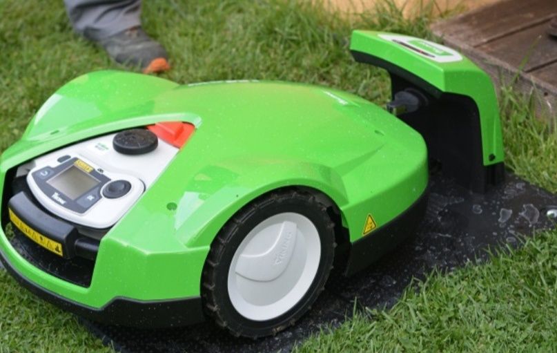 Robôs corta relva venha ver a trabalhar