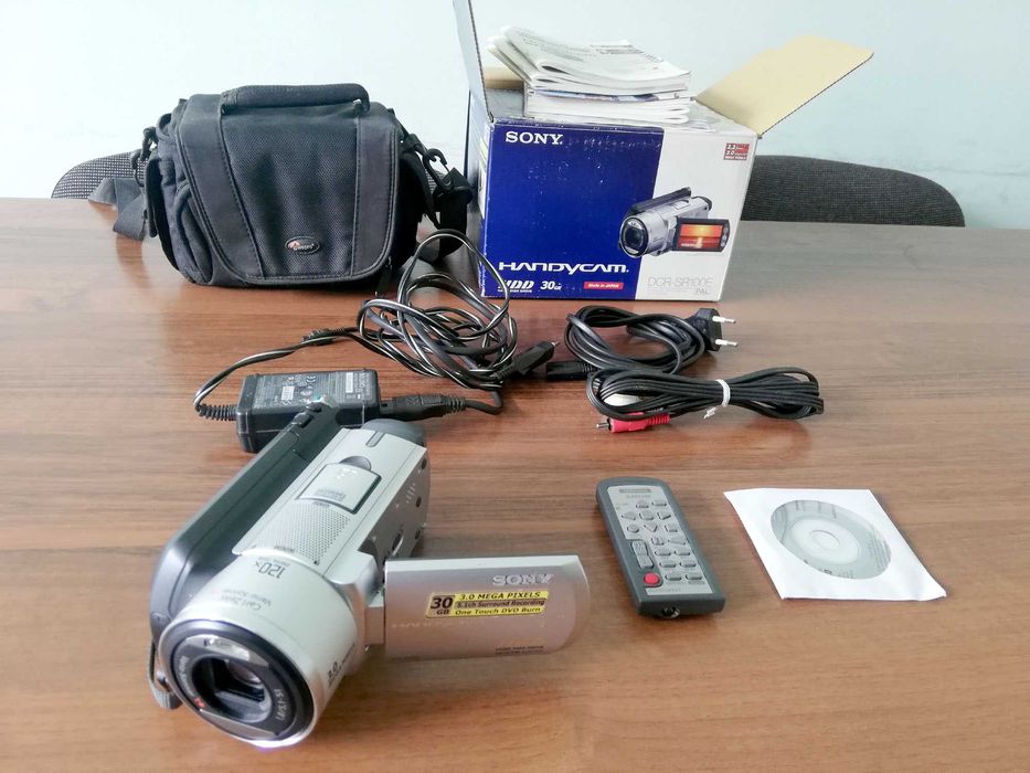 Японська компактна цифрова відеокамера Sony HandyCam DCR-SR100E