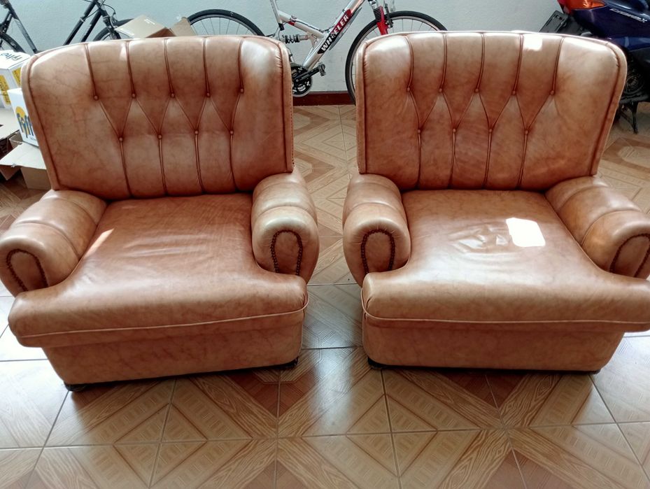 3 Sofás de pele verdadeira castanhos