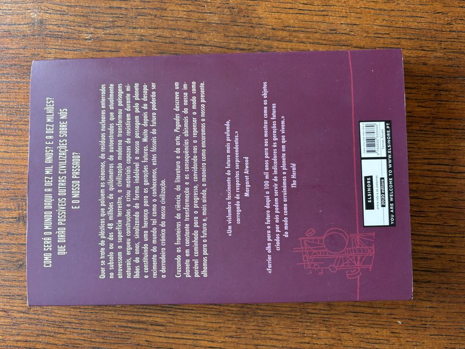 Footprints: In Search of Future Fossils64740674354306122