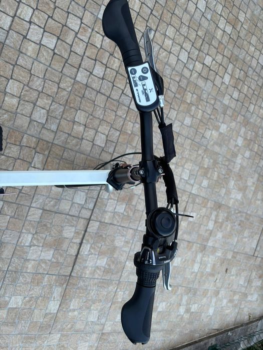 Bicicleta eléctrica nova com bateria danificada