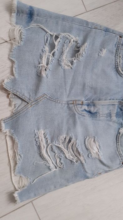 Spódnica spódniczka mini jeans jeansowa dżins dziury rozdarcia Bershka