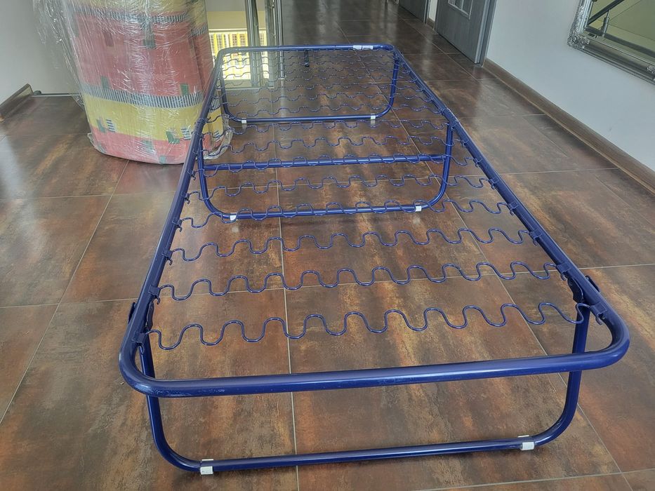 Łóżko gościnne z materacem