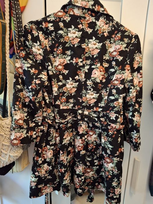 Czarna w kwiaty marynarka narzutka płaszczyk