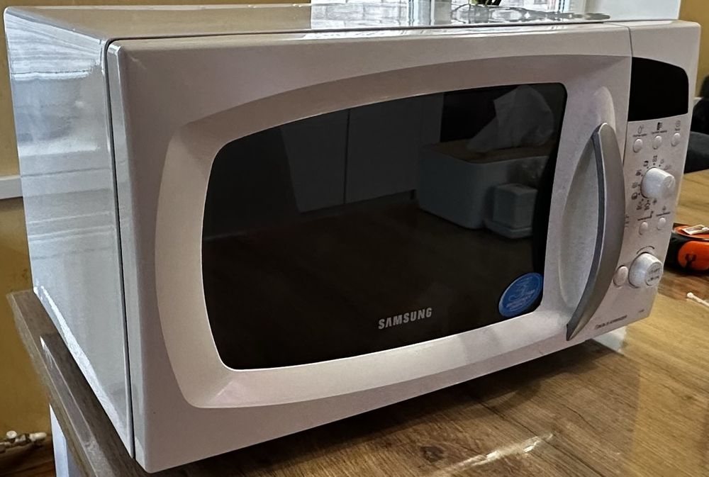 Продам мікрохвильову піч Samsung