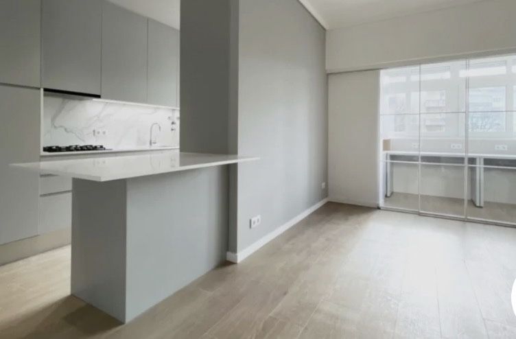 Chao flutuante , pintura e pladur