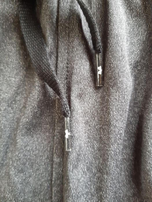 Спортивні штани бренду Under Armour.
