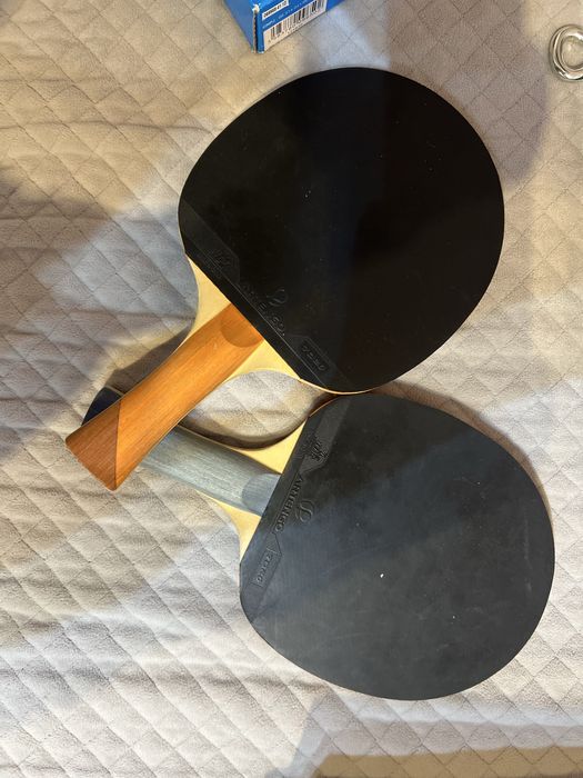 Zestaw do tenisa stołowego - siatka, 2 paletki oraz piłka