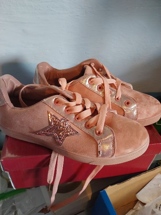 Trampki z gwiazdką nowe 38