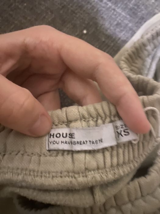 Beżowe dresy z house