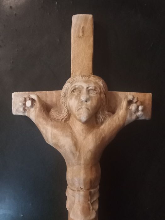 Crucifixo em madeira feito a mão - artesanato português assinado