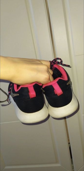 Granatowe z różowymi elementami nike roshe run, wysoka podeszwa