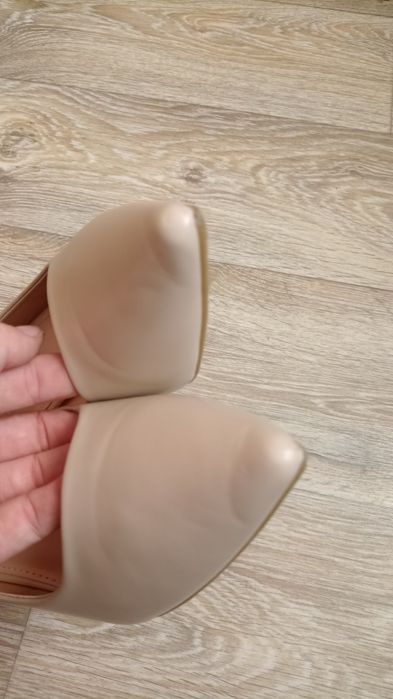 Czółenka 39 na słupku beżowe