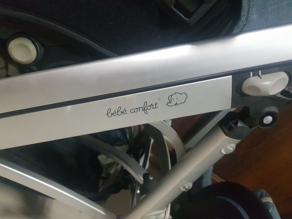 Carrinho e cadeirinha da Bebé Confort da Lola