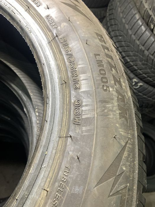 Шини б/у зимові 215/65 16 Bridgestone Blizzak LM005