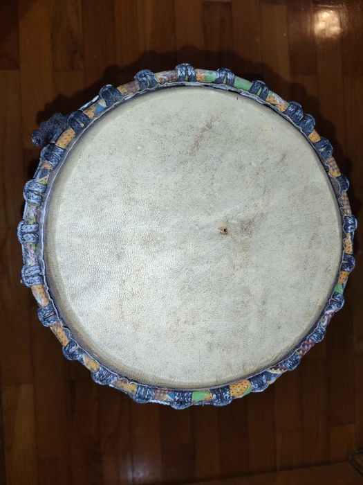 Djembe de 47 x 23 cm em excelente estado.